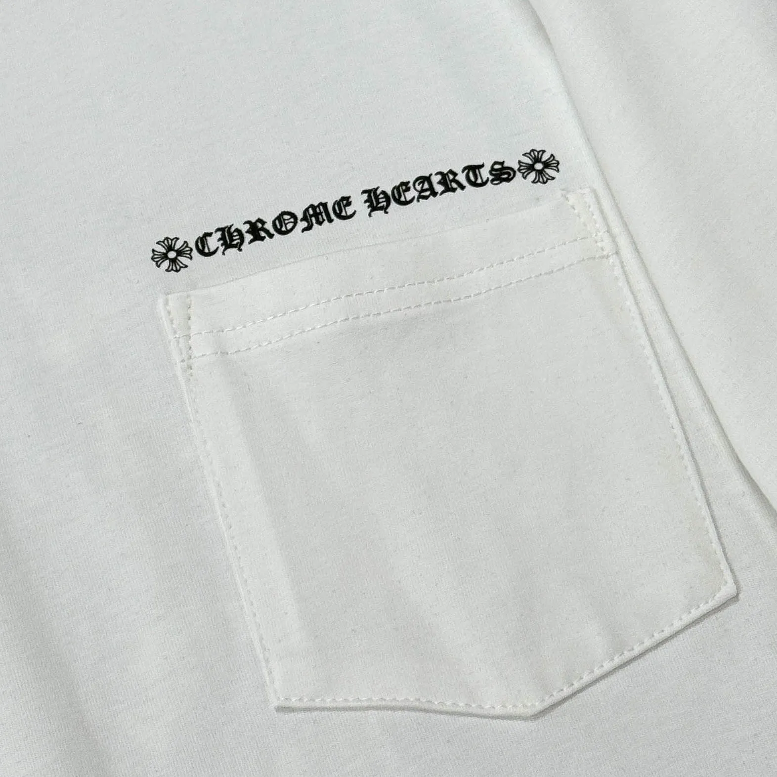 P170 Chrome Hearts Chrome Hearts 25 high-end versions. The fabric is made of 300 grams of high-density pure cotton. It does not deform or shrink. It has three labels. It is the same style for men and women. Technology: Digital printing. Color: White. Black. SIZE: S-XL.
